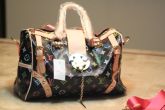 Bolsa Luis Vuitton preta com logo colorida!