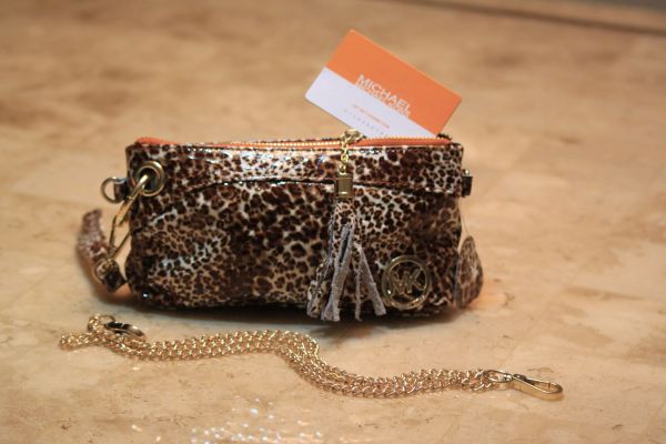 Bolsa pequena Michael Kors em couro envernizado!